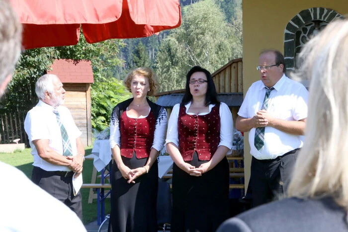 Musikalisch umrahmt wurde der Gottesdienst mit Generalvikar Engelbert Guggenberger von den „Stimmen aus Kärnten“ (Foto).     