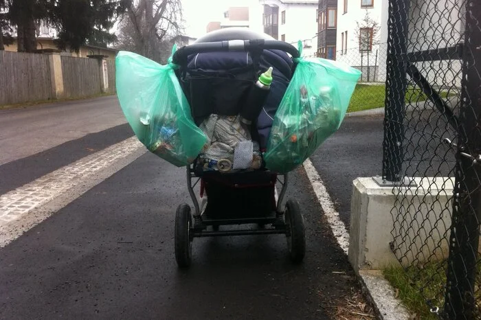 So sieht es aus, wenn ein Jungvater auf Karenz sich um die Umwelt kümmert: Der Kinderwagen wird kurzerhand zum Müllwagen umfunktioniert.