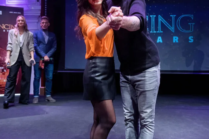 Musiker Lucas Fendrich, der Sohn von Rainhard Fendrich, mit seiner Tanzpartnerin Lenka Pohoralek: Sie starten mit einem Slowfox.