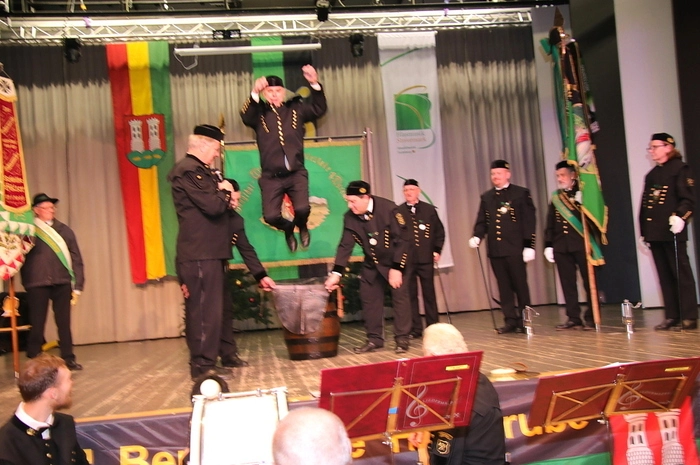 Beim anschließenden Festakt in den Voitsberger Stadtsälen sprangen Vizebürgermeister Manfred Prettenthaler, der Pädagoge und Bergbauforscher Hans Eck sowie der ehemalige Grubenschlosser Ernst Amreich über das Bergleder in den Ehrenhauerstand.