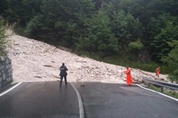 Auf die Loiblpass Bundesstraße gingen mehrere Muren nieder.