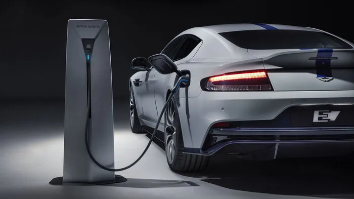 Bekanntlich arbeitet Aston Martin ja daran, seine Submarke Lagonda zum reinen Elektrohersteller aufzubauen. Aber auch die Sportwagenschmiede setzt jetzt das erste Modell in seiner 106-jährigen Firmengeschichte unter Strom: und zwar das viertürige Coupé Rapide, von dem 155 Stück im neuen Werk im walisischen St. Athan gebaut werden.