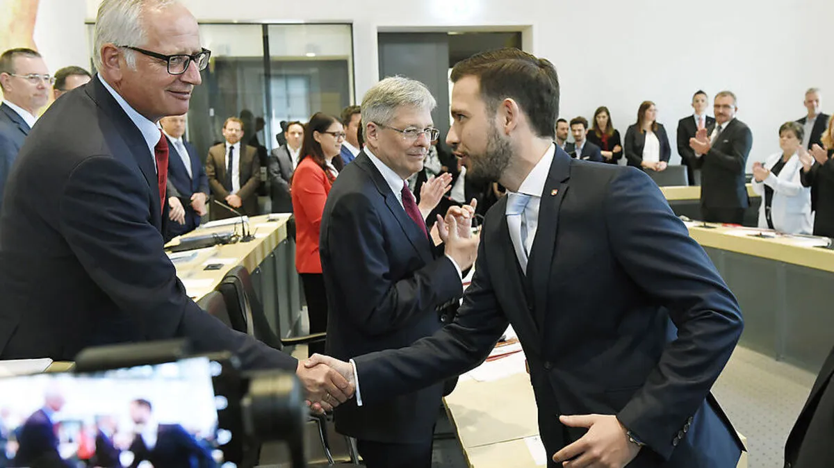 Landtagspräsident Reinhart Rohr heißt Sebastian Schuschnig willkommen. Der 32-Jährige wurde gestern als Landesrat angelobt