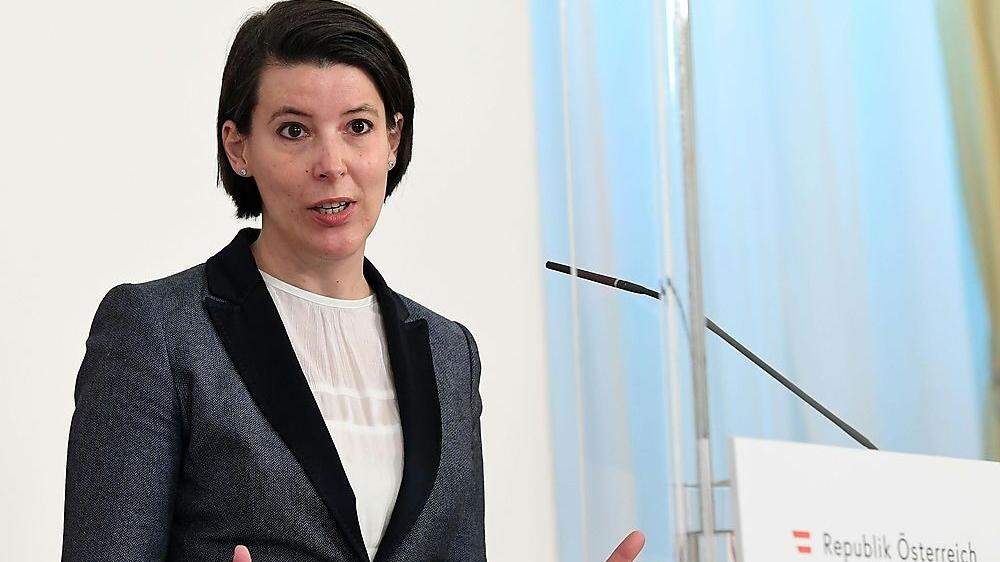 Österreich will der Empfehlung der EMA in Bezug auf Covid-Schutzimpfungen für Kinder folgen - im Bild: Katharina Reich