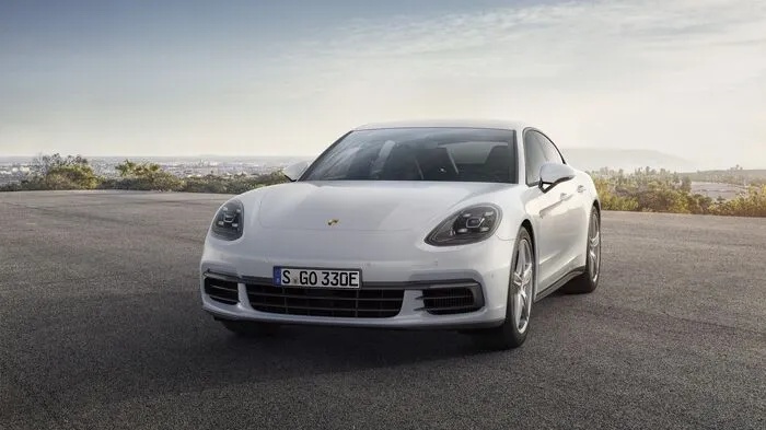 Nachdem Porsche 2015 und 2016 mit einem Hybrid-Rennwagen die legendären 24 Stunden von Le Mans gewonnen hat, nimmt es nicht Wunder, dass die Zuffenhausener die Technologie jetzt auch bei den Serienmodellen einsetzen.
