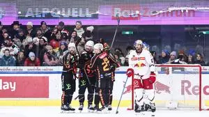 SALZBURG,AUSTRIA,26.NOV.25 - ICE HOCKEY - ICE Hockey League, EC Red Bull Salzburg vs Graz 99ers. Image shows the rejoicing of scorwer Michael Schiechl (99ers) with his teammates.
Photo: GEPA pictures/ David Geieregger