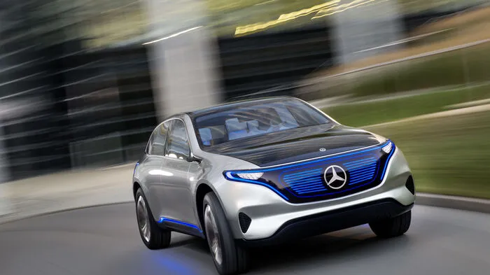 Mit dem Showcar Generation EQ zeigt Mercedes, wie sich die Marke ihre künftigen Elektroautos vorstellt. Und verrät auch gleich den Namen, unter dem die Stromer auf den Markt kommen werden: EQ nennt sich das Label und steht für „Electric Intelligence“ - das erste Modell kommt bis 2020. „Wir sind bereit für den Start einer Elektro-Offensive, mit der wir alle Fahrzeugsegmente von der Kompakt- bis zur Luxusklasse abdecken werden“, sagt Mercedes-Boss Dieter Zetsche.