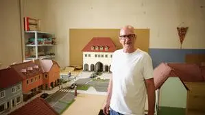 Einige Gebäude sind bereits fertig. Die kleine Szene im Hintergrund rund um das Rathaus hat er extra für den Besuch der Kleinen Zeitung aufgebaut