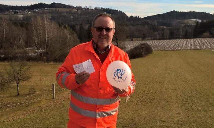 Fritz Wetternig mit dem Ballon und der Wunschkarte