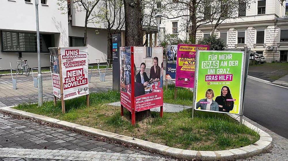 Die Wahlplakate sind fester Bestandteil des Landschaftsbild der Uni Graz