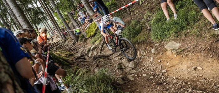 Eine Mountainbikerin auf einem Trail in Lienz
