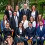 Ein Gruppenfoto mit festlich gekleideten Frauen und Männern