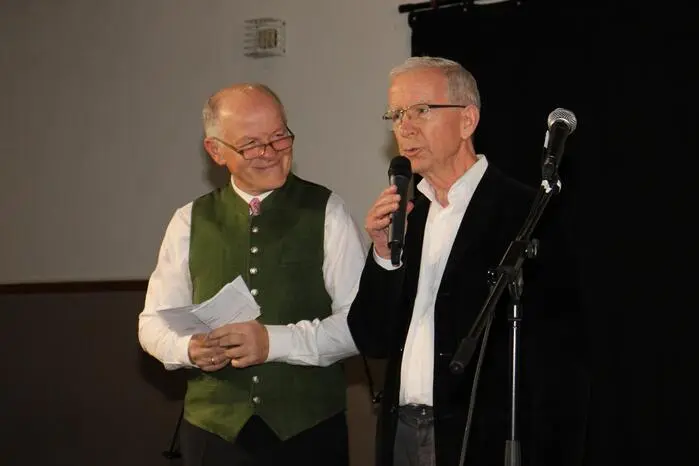 Lidl bedankte sich bei allen Besuchern, beim Lehrkörper und allen Mitwirkenden für die gelungene Jubiläumsfeier der Musikschule Ligist. Unter den Gästen waren die Bürgermeister Roman Neumann (Ligist), Lukas Vogl (Krottendorf-gaisfeld) und Erwin Dirnberger (Söding-St. Johann) sowie der ehemalige Direktor der Musikschule Ligist, Franz Nono Schreiner.