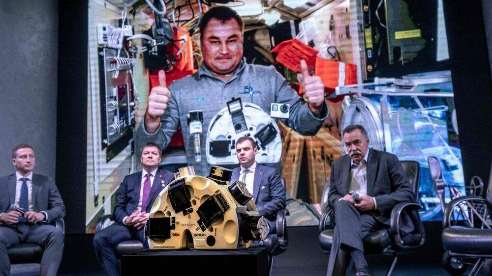 Vorne: der 3-D-Drucker, im Hintergrund Kosmonaut Oleg Kononenko
