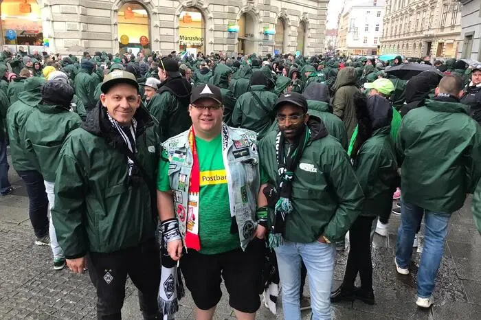 Gute Stimmung bei den Fans vor dem Spiel. Diese gut gelaunten Herren kamen mit dem Bus bzw. dem Zug