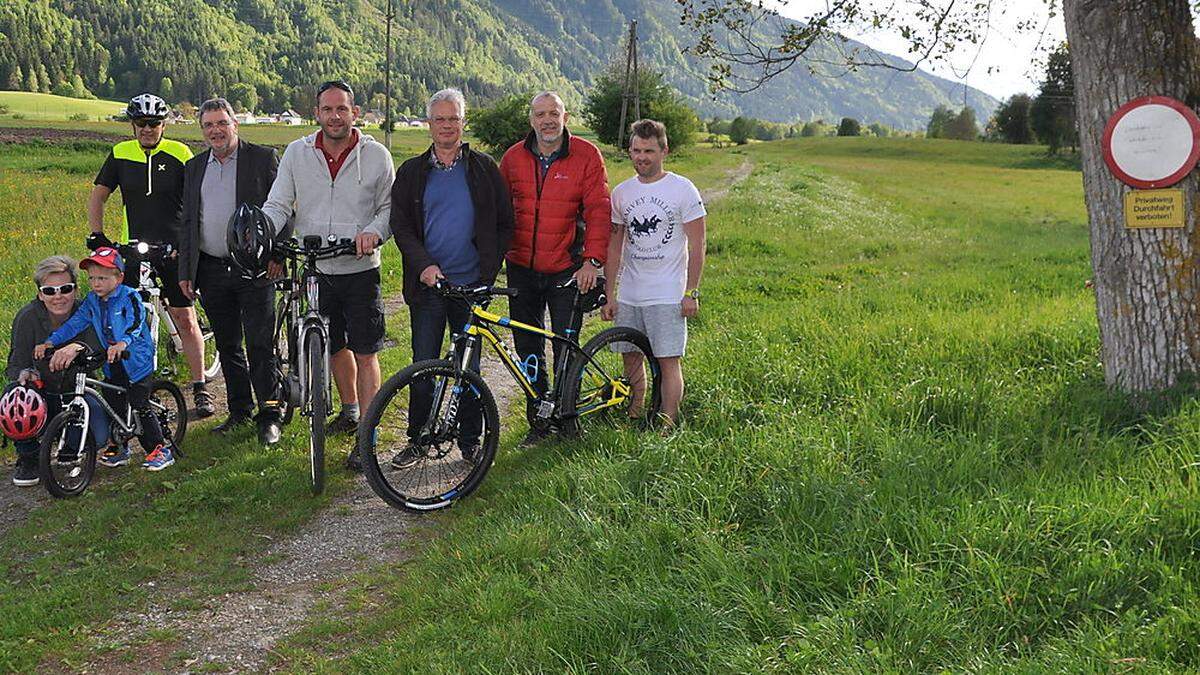 Vor der Straße mit dem Fahrverbotsschild zweigt nun der neue Weg ab