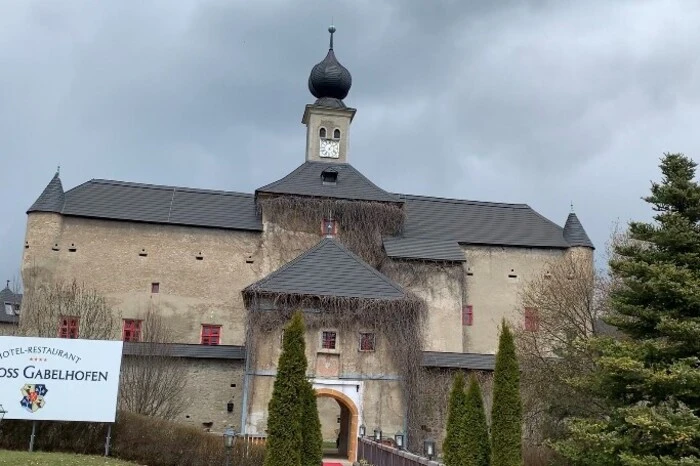 Schloss Gabelhofen. Viersternhotel und Restaurant im Fohnsdorfer Ortsteil Gabelhofen, grenzt an das Gelände der Therme