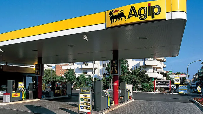 Die 1926 vom italienischen Diktator Mussolini gegründete Tankstellenmarke setzte auf den sechsbeinigen Hund. Nach dem Zweiten Weltkrieg ging Agip im Energiekonzern Ente Nazionale Idrocarburi auf, abgekürzt ENI. Unter diesem Namen firmieren die Tankstellen heute auch bei uns.