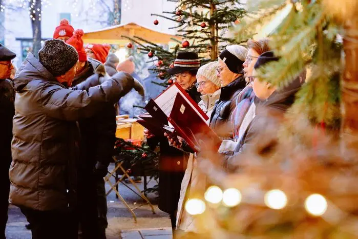 Im stilvoll dekorierten Ambiente, bei weihnachtlicher Musik, Glühwein und Köstlichkeiten war für eine feierliche vorweihnachtliche Atmosphäre gesorgt.
