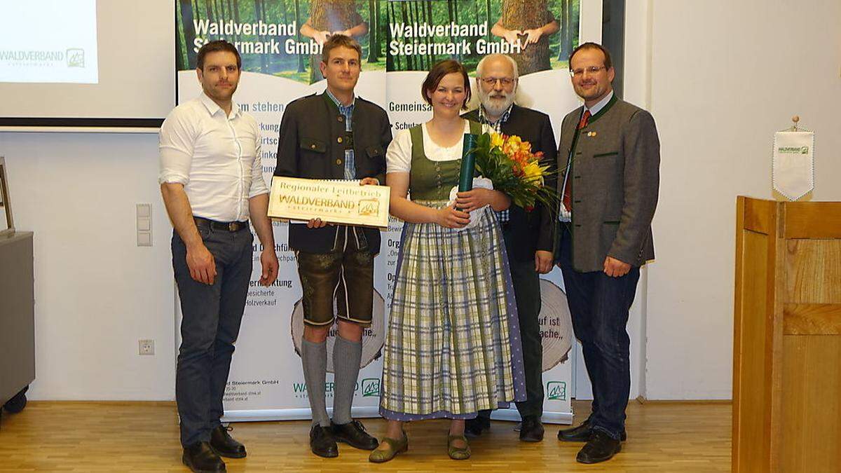 Waldverband-GmbH- Geschäftsführer Bernd Poinsitt, Thomas Lanzer-Breitfuß, Barbara Lanzer, Franz Weidner und Hannes Pirstinger (von links) bei der Verleihung des Ehrenpreises