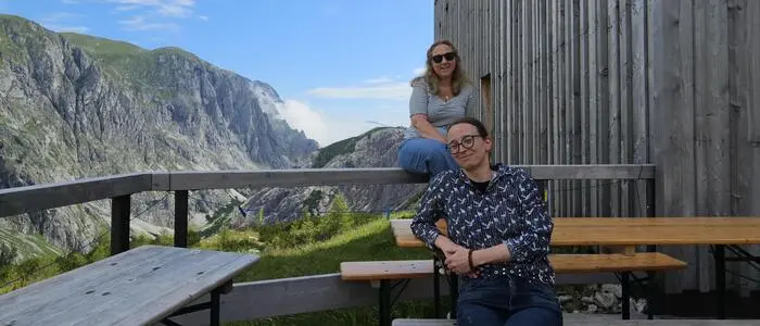 Maja Ludwig (v.) und Lisi Schleicher schupfen die Voisthalerhütte