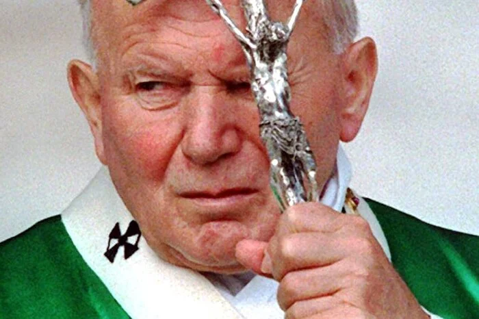 Papst Johannes Paul II. Er lehnte einen Rücktritt aufgraund seiner Krankheit bis zu seinem Lebensende 2005 ab.