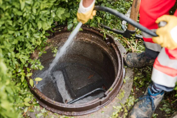 Die Kanalgrundleitung wird mit Hochdruck gespült