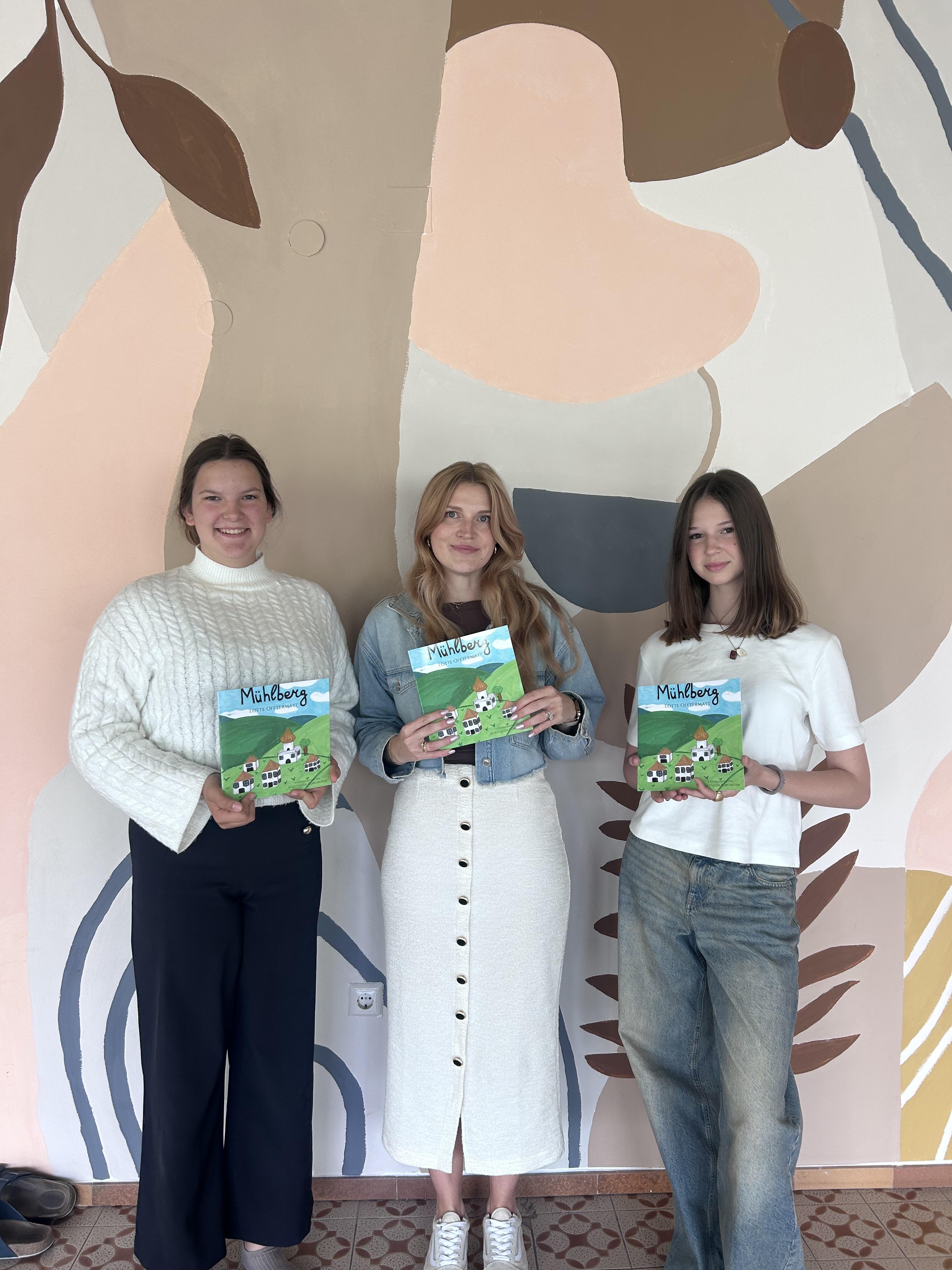 Die Schülerinnen Lotte Offtermatt (rechts) und Anastasiia Korobkina (links) mit ihrer Pädagogin Felicitas Sapetschnig (mitte)