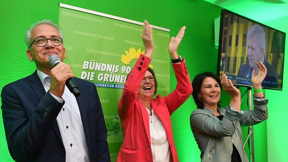 Die Grünen feiern: Tarek Al-Wazir, Priska Hinz und Annalena Bärbock feiern.