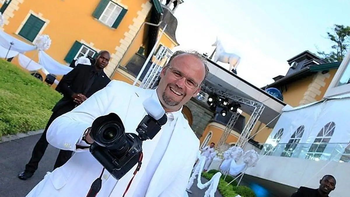 Einmal umgekehrt: Daniel Raunig bei der Fête blanche vor der Linse von Kleine-Zeitung-Fotograf Weichselbraun