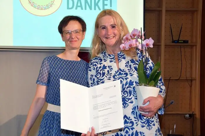 Pichler (r.) nahm an beiden Abenden die Begrüßung vor. Ulrike Steinwidder (l.) von der Bildungsdirektion bedankte sich wie auch Mittelschulleiter Hans-Peter Tafner ...