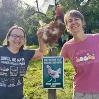 Angelika Höller-Schmitt (links) und Britta Schmitt mit Heidi: Die Henne aus einem Legebetrieb hat nur noch einen Flügel, genießt ihr Leben bei den beiden aber dennoch sichtlich