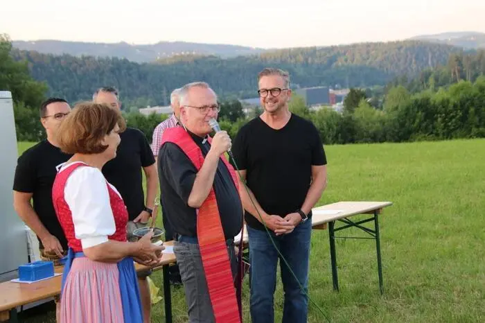Die Segnung des Feuers nahm Pfarrer Martin Trummler (Mitte) vor.