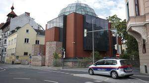 Nach dem Angriff auf die Grazer Synagoge musste diese von der Polizei bewacht werden