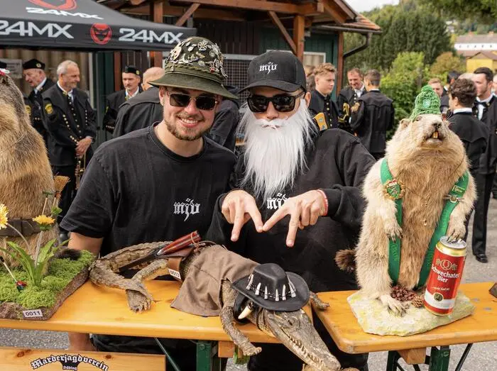 Zwei Männer lachen in die Kamera