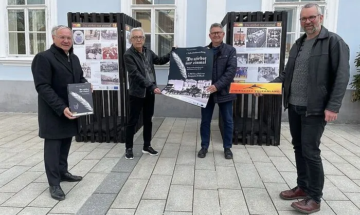 Josef Ober, Johann Schleich, Karl Lenz und Michael Fend (v.l.n.r.) präsentierten vor zwei der elf Kuben die neue Wanderausstellung