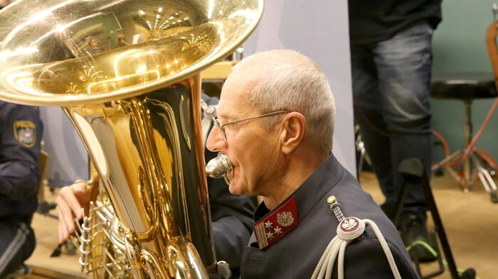 Wenn Polizeibeamte in Not sind, stellen sich Polizeimusik (Kapellmeister Martin Irrasch) ...