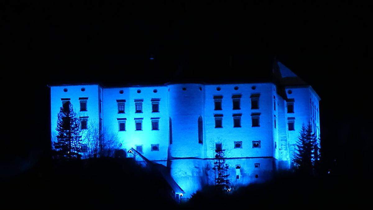 Ganz in Blau erstrahlt das Schloss Murau - bis zum Ende der Ausstellung täglich