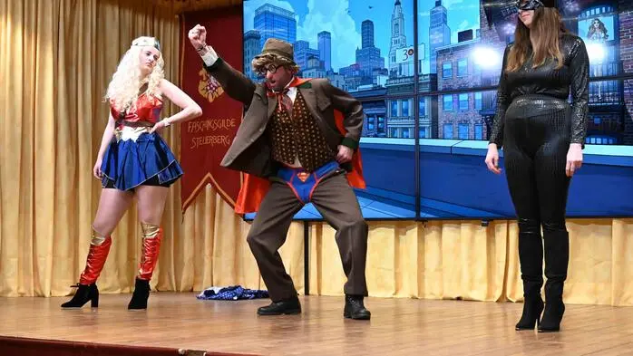 "Superandale", Victoria Schaschel, Jürgen Rainer und Victoria Huber v.l.n.r. als Superman, Superwoman und Catwoman