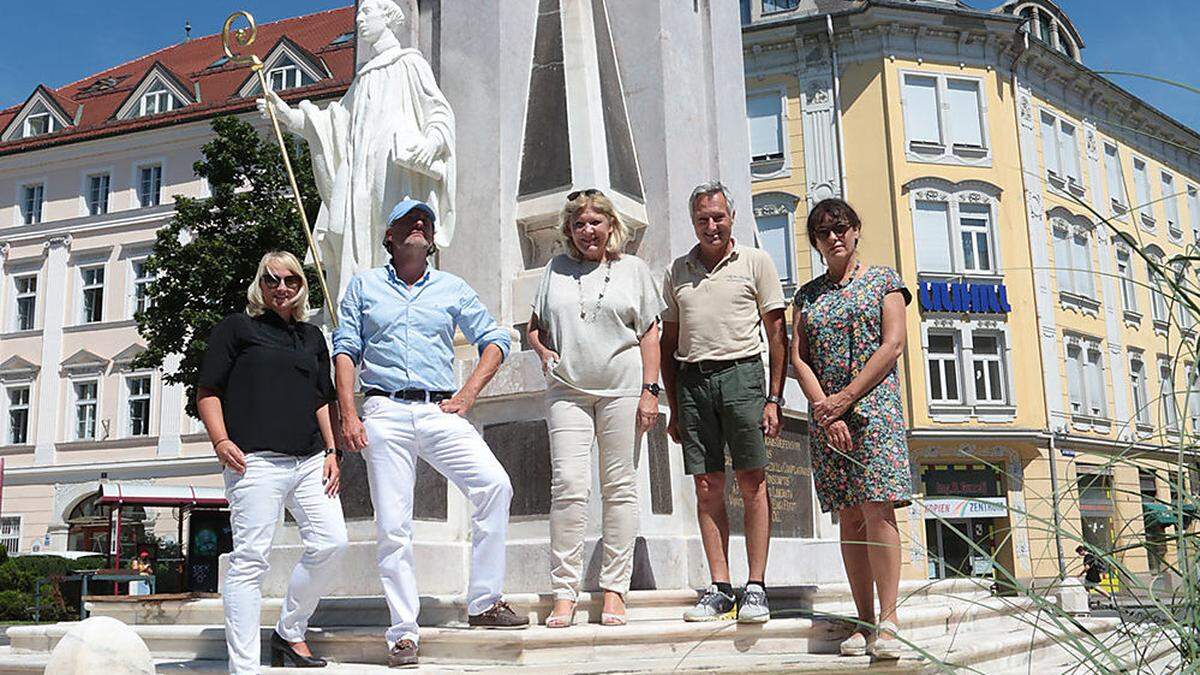 Bürgermeisterin Maria-Luise Mathiaschitz, Steinmetz Helmut Cekoni, Restaurator Marco Tomasi, Doris Kircher vom Bundesdenkmalamt und Manuela Krassnitzer, Denkmalbeauftragte.