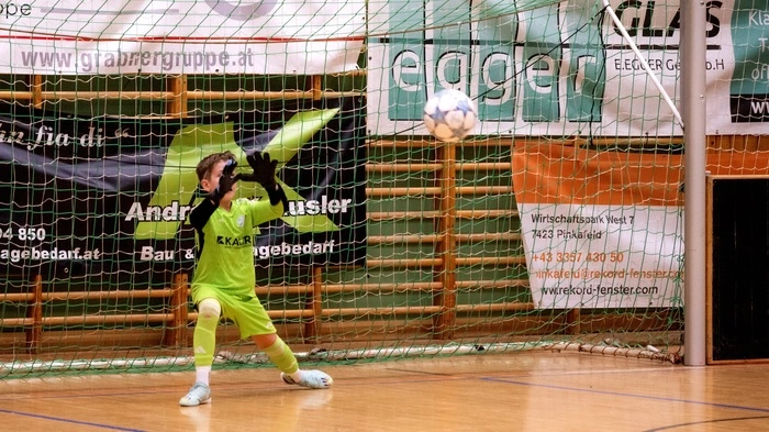 Von bis 2. bis 4. Jänner 2024 in der Stadtwerke Hartberghalle das 33. Hallenfußball Turnier der JUNIORS Hartberg mit internationaler Beteiligung statt. Schon am ersten Spieltag gab es bis in die Abendstunden spannende Spiele, Tagessieger wurde das Team Hartberg Juniors. In den Gruppierungen U6, U7, U8, U9, U10, U11, U12, U13, U14, U15 sind 140 Mannschaften aus 4 Nationen an diesem Turnier beteiligt.
U14 war ein Qualifikationsturnier für das 5. Int. Styrian U14 Indoormasters am 13. & 14.Jänner in der Stadtwerke-Hartberg-Halle. Dort werden 32 Mannschaften aus 12 Ländern im Einsatz sein, darunter auch Teams von FC Bayern München, Juventus Turin, FC Chelsea, Benfica Lissabon, Borussia Dortmund und weiteren internationalen Vereinen.