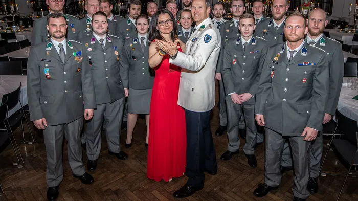 Der Präsident der Unteroffiziersgesellschaft Steiermark, Andreas Matausch, stellte beim 61. Unteroffiziersball wieder frisch gebackene Wachtmeister vor