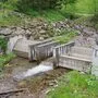 Hier werden vom Utschbach bis zu 300 Sekundenliter in eine Druckrohrleitung abgeleitet, 50 Sekundenliter müssen immer im Bach verbleiben