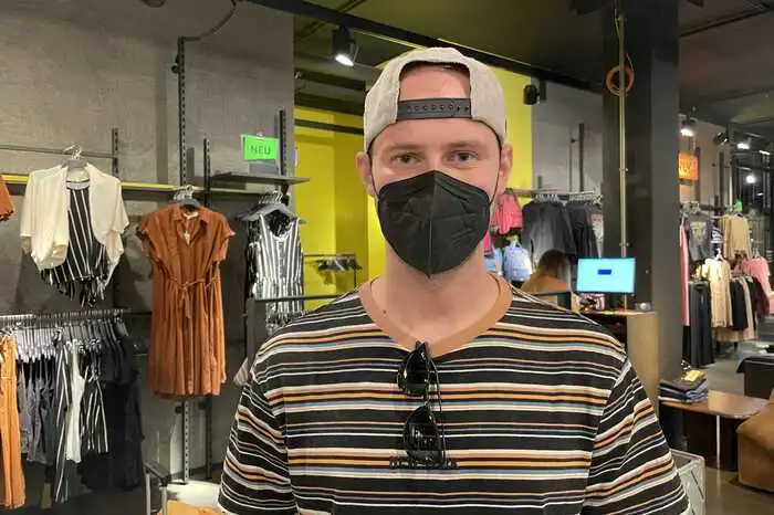 Ich finde es nicht gut, dass es keine Maskenpflicht mehr gibt, weil die Zahlen jetzt wieder steigen. Die Maske zu tragen ist meiner Meinung nach keine Einschränkung. Den Zeitpunkt finde ich auch schlecht gewählt, man hätte ruhig noch warten können, bis sich die Lage weiter verbessert. Ich verstehe nicht, warum man nicht einfach bei der FFP2-Maskenpflicht bleiben konnte. Ich trage die Maske auf jeden Fall auch weiterhin und fühle mich so auch sicher, außerdem bin ich auch schon geimpft.