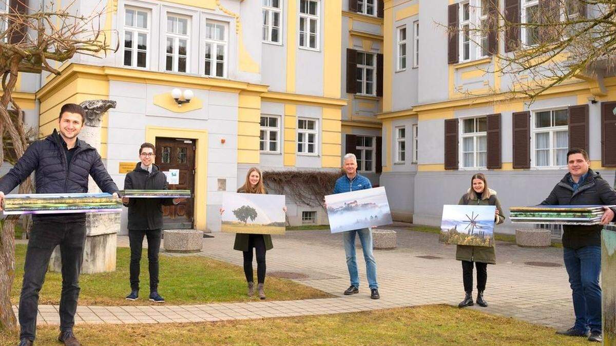 Rotaract-Act Präsident Michael Adam (links) und seine Kollegen versteigern Bilder für den guten Zweck. Ausgestellt sind sie in der BH Leibnitz