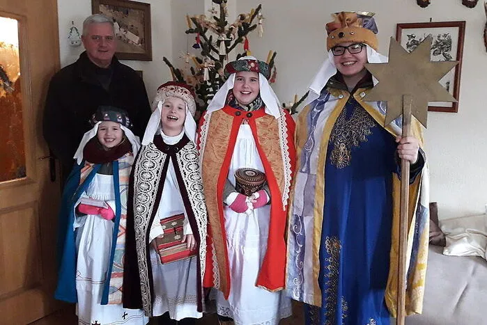 Allein aus der Pfarre Übelbach haben 46 Mädchen und Buben ihre Zeit der Sternsingeraktion geschenkt. Hierbegleitet Opa August Kogler seine Enkelkinder Alexandra, Tanja, Hannah und Sophia