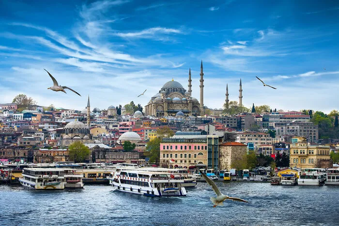 Istanbul, Türkei. Die Autoren von Condé Nast Traveler sind sich einig - es wird wieder Zeit, die Türkei zu besuchen. Der neue Flughafen Istanbuls soll der größte der Welt werden, Kreuzfahrtlinien kehren zurück und in Galata gibt es dafür einen neuen Hafen, zu dem auch das Istanbul Modern Museum gehört. 