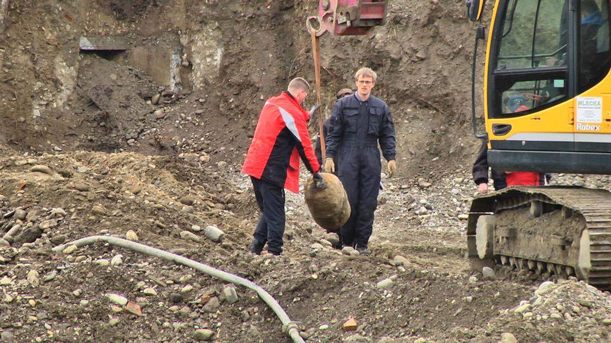 Nach dem Entschärfen wurde die Bombe abtransportiert