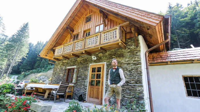 Die alten Steinmauern des Hauses wurden in mühevoller Kleinarbeit wieder freigelegt, der Dachboden ausgebaut.