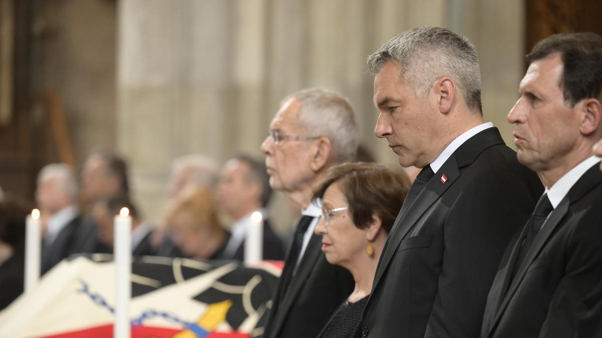 Trauer um ein Vorbild: Bundespräsident Alexander Van der Bellen, Doris Schmidauer, Bundeskanzler Karl Nehammer (ÖVP) und VfGH-Präsident Christoph Grabenwarter beim Requiem für die ehemalige Bundeskanzlerin Brigitte Bierlein